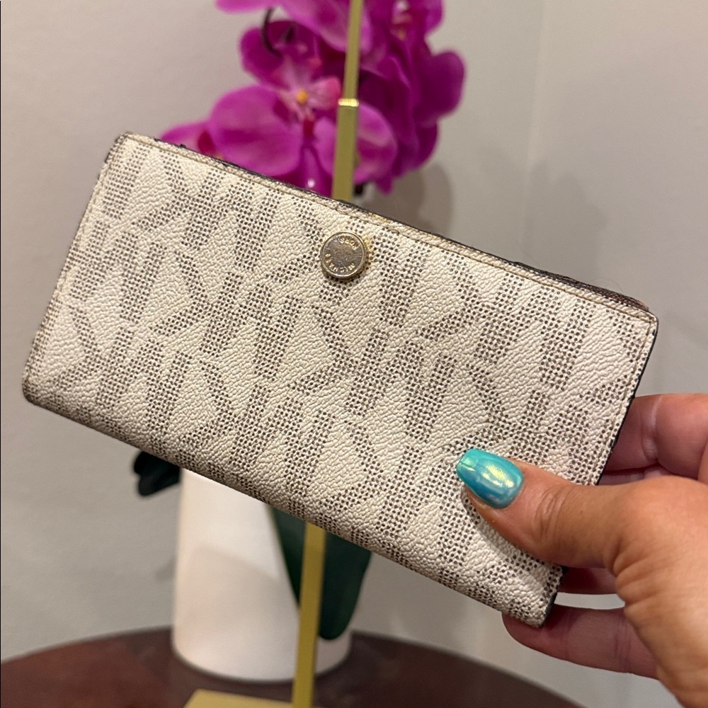 Elegant Michael Kors Cream Designer Women's Wallet Leather Bifold MK clutch - Picture 3 of 8